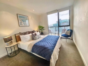 Spacious City Fringe RetreatPool & Free Parking